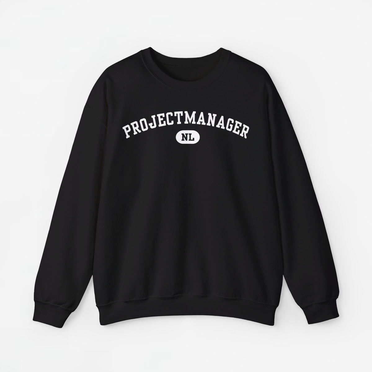 Zwarte sweatshirt met borstprint “PROJECTMANAGER” en logo “NL”.