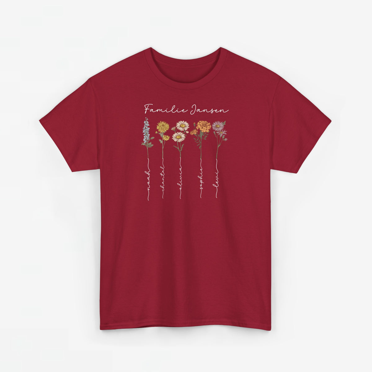 Rood T-shirt met bloemen en cursieve tekst bovenaan op de borst