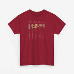 Rood T-shirt met bloemen en cursieve tekst bovenaan op de borst