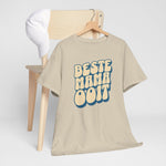 Beige T-shirt met ronde hals en blauwe borstprint, aan houten hanger getoond.