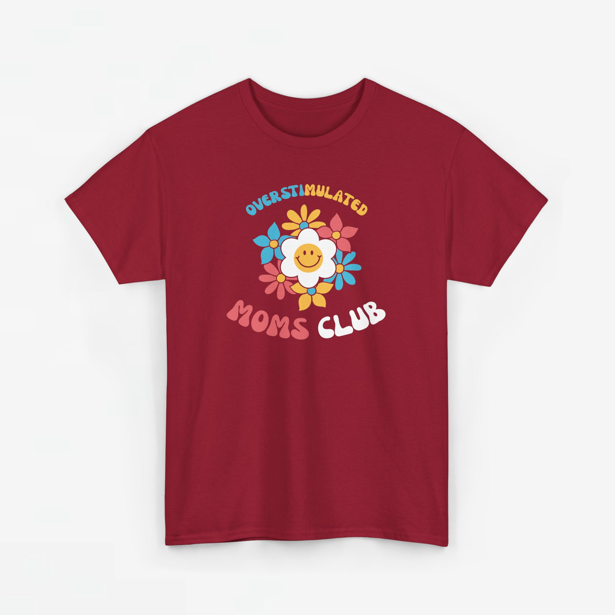 Bordeauxrood T-shirt met ronde hals en borstprint “Overstimulated Moms Club”