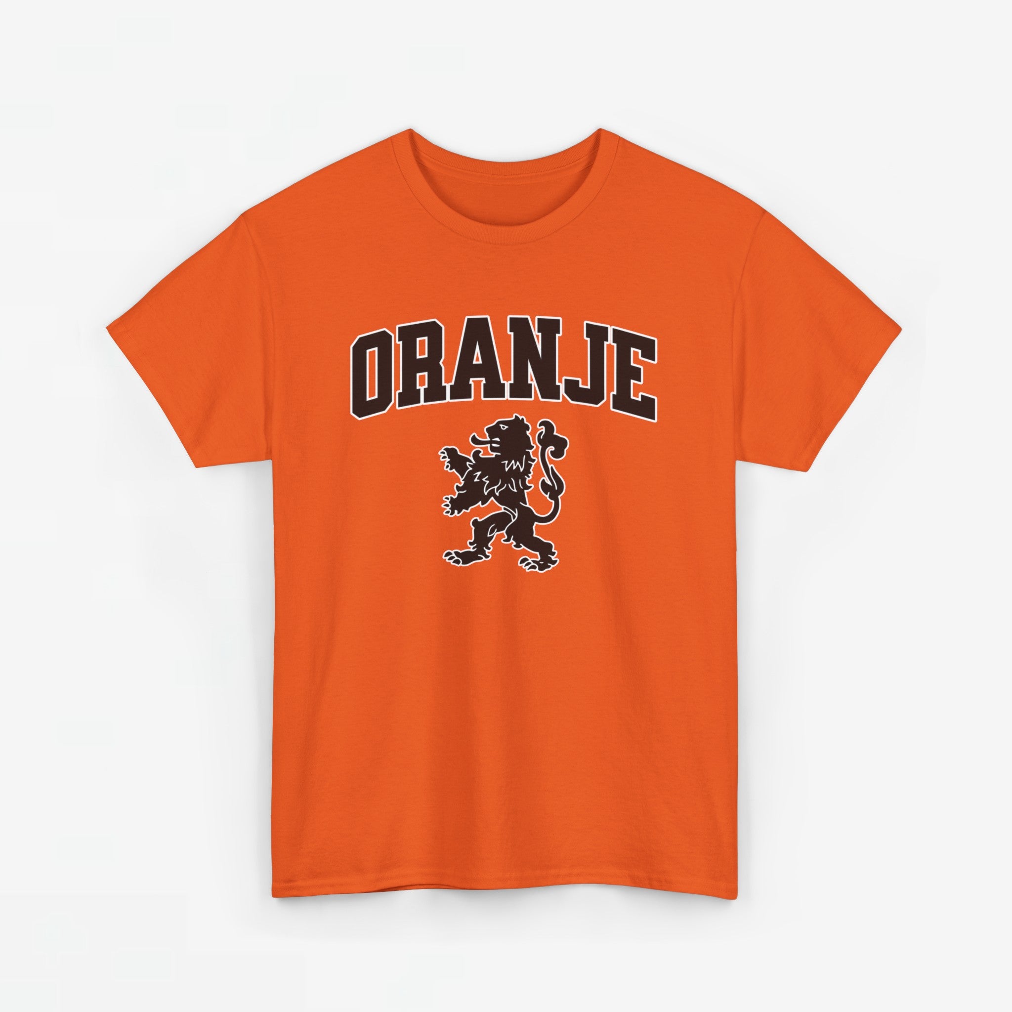 Oranje T-shirt voor EK, WK en Koningsdag - Personaliseer met Naam & Rugnummer - ORANJE met Leeuw (zwarte tekst)