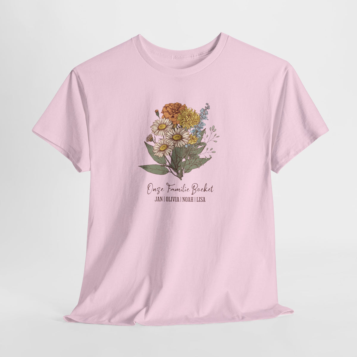 Roze T-shirt met bloemboeketprint op borst, illustratie van bloemen en bladeren.