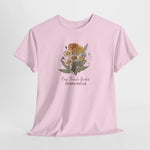 Roze T-shirt met bloemboeketprint op borst, illustratie van bloemen en bladeren.