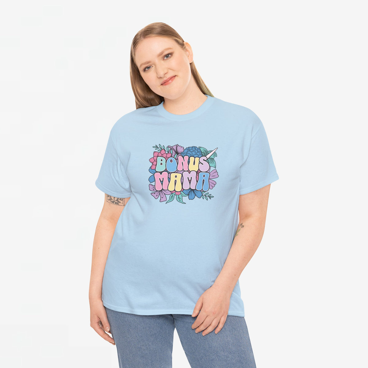 Lichtblauw T-shirt met “Bonus Mama” bloemenprint, gedragen op een model.