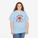 Lichtblauw oversized T-shirt met rode stripfiguur en wijnglasprint op borst