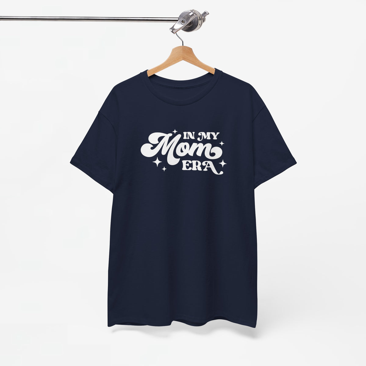 Donkerblauwe t-shirt met ronde hals en witte tekst “In My Mom ERA”, aan een houten hanger.