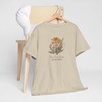 Zandkleurig T-shirt met bloemenboeketprint op de borst