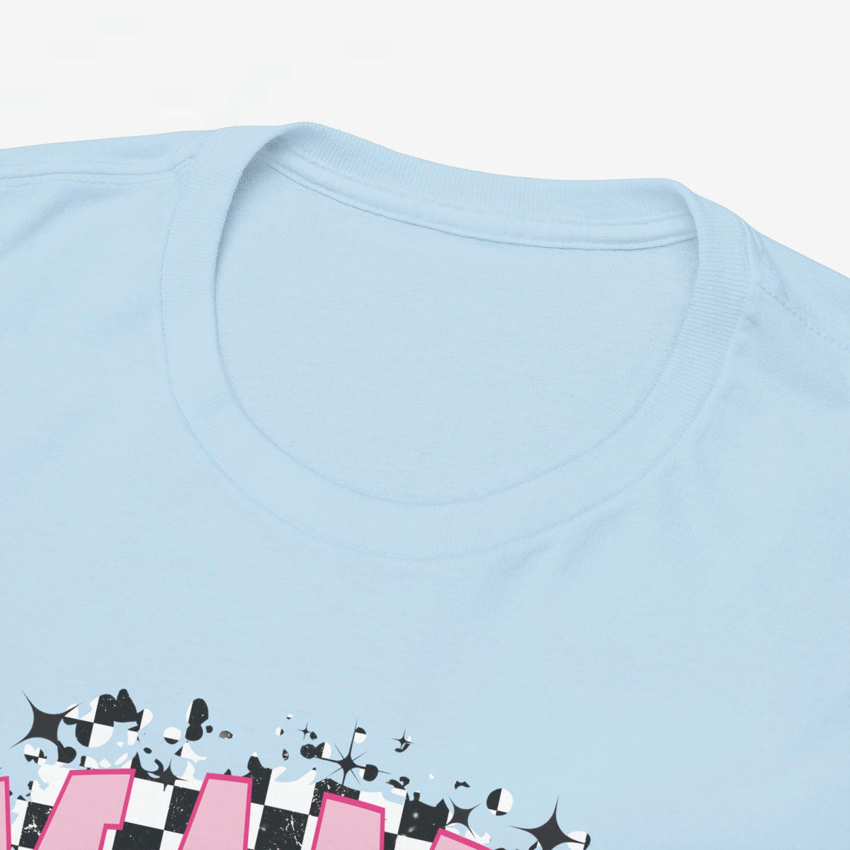 Close-up: lichtblauwe T-shirt kraag en deel van 'MAMA' print met roze strik