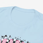 Close-up: lichtblauwe T-shirt kraag en deel van 'MAMA' print met roze strik