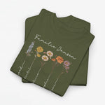 T-shirt in legergroen met bloemenprint en sierlijke namen op de voorkant