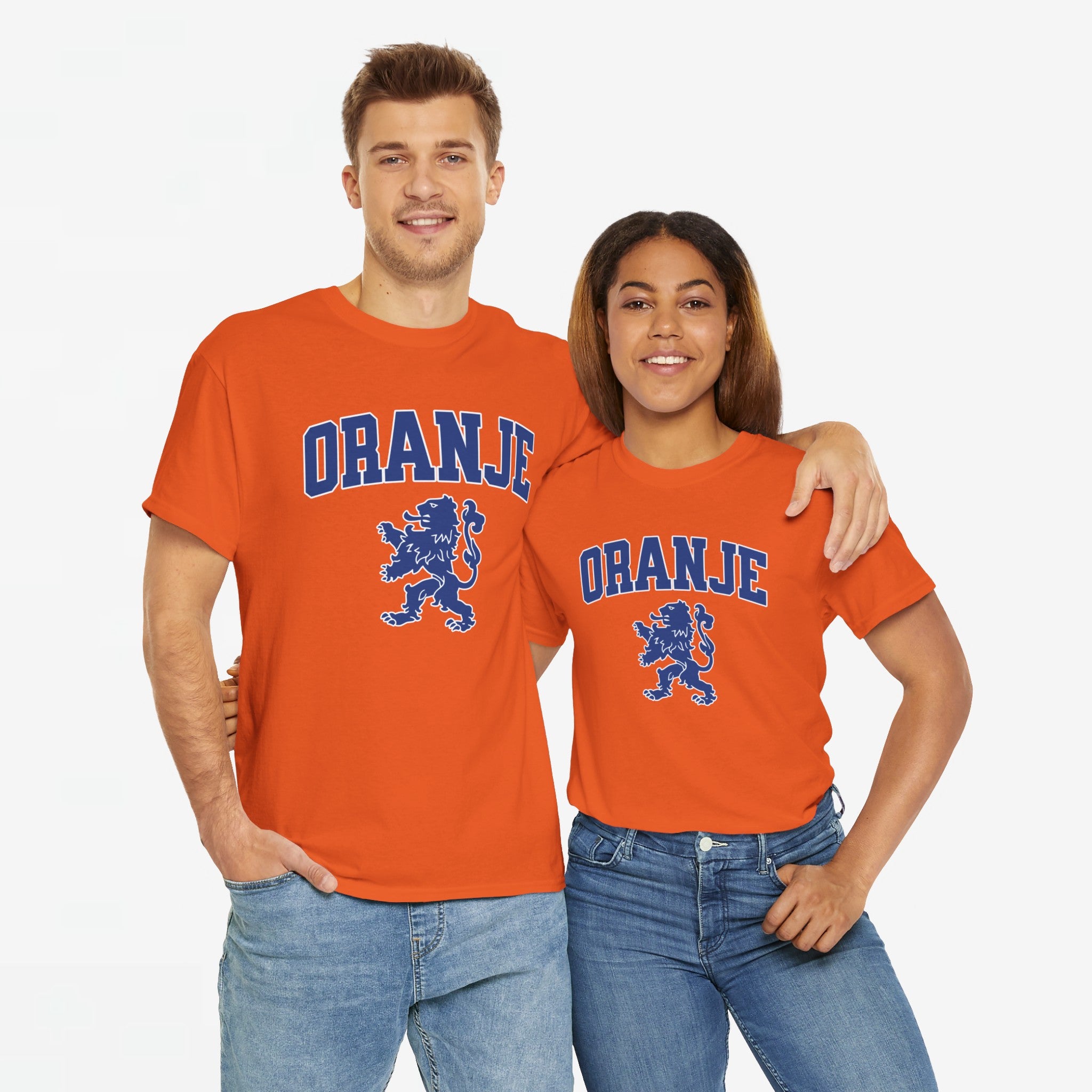 Oranje T-shirt voor EK, WK en Koningsdag - Personaliseer met Naam & Rugnummer - ORANJE met Leeuw (blauwe tekst)