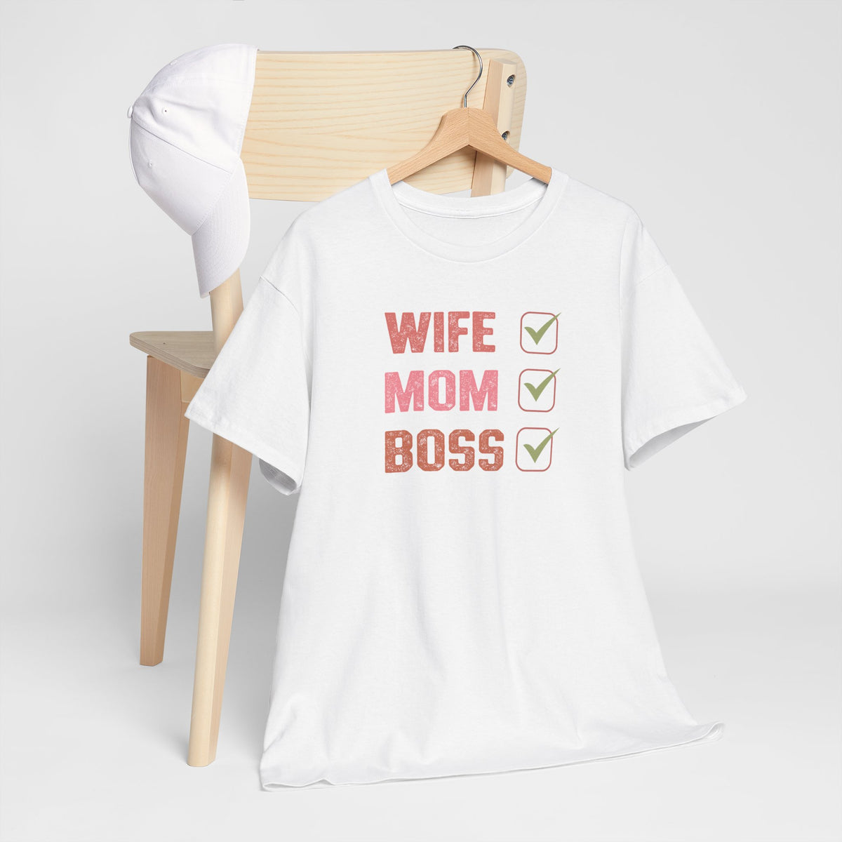 Wit T-shirt met 'WIFE MOM BOSS' opdruk en drie groene vinkjes