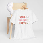 Wit T-shirt met 'WIFE MOM BOSS' opdruk en drie groene vinkjes