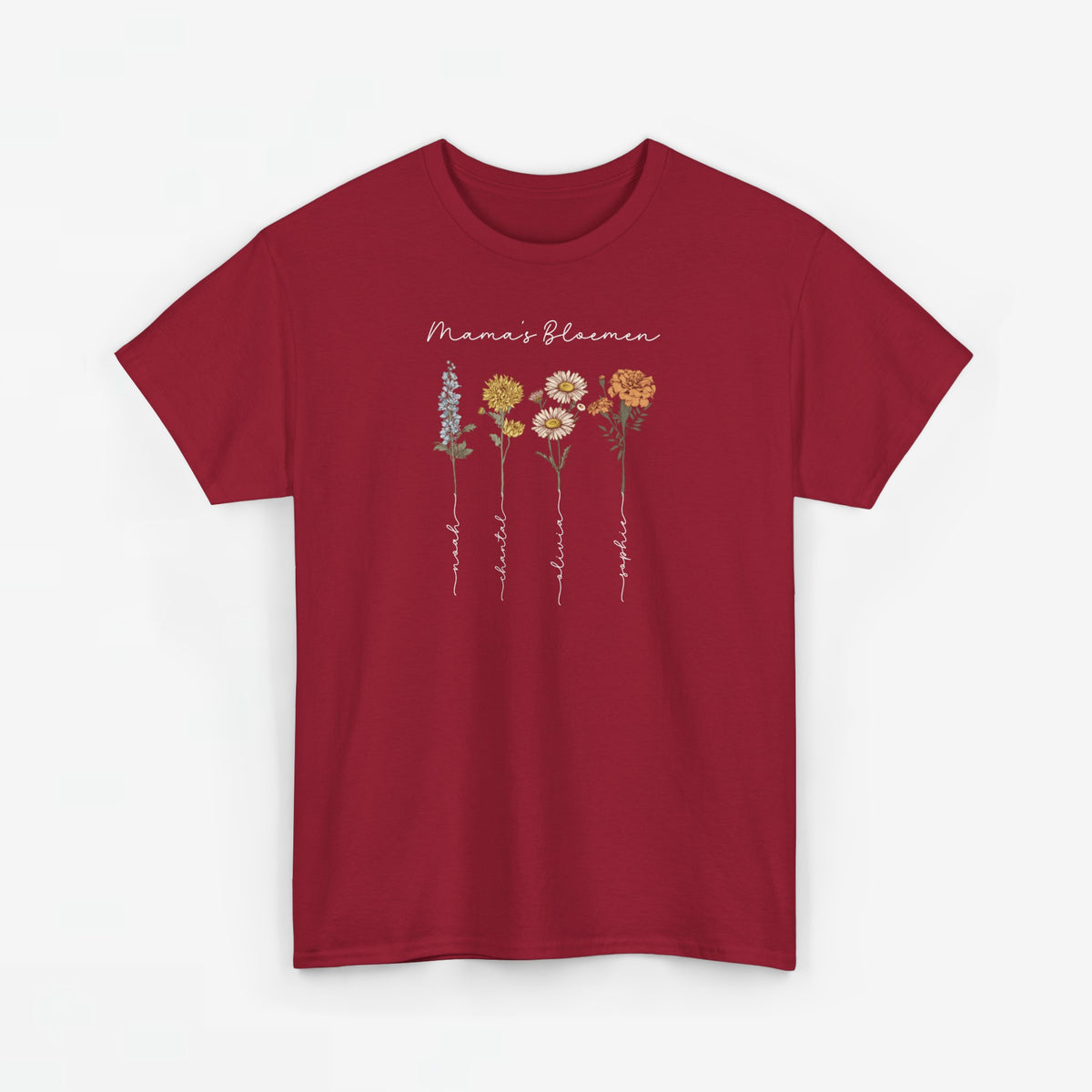 Rood T-shirt met opdruk “Mama’s Bloemen” en een bloemenprint onderaan de borst.