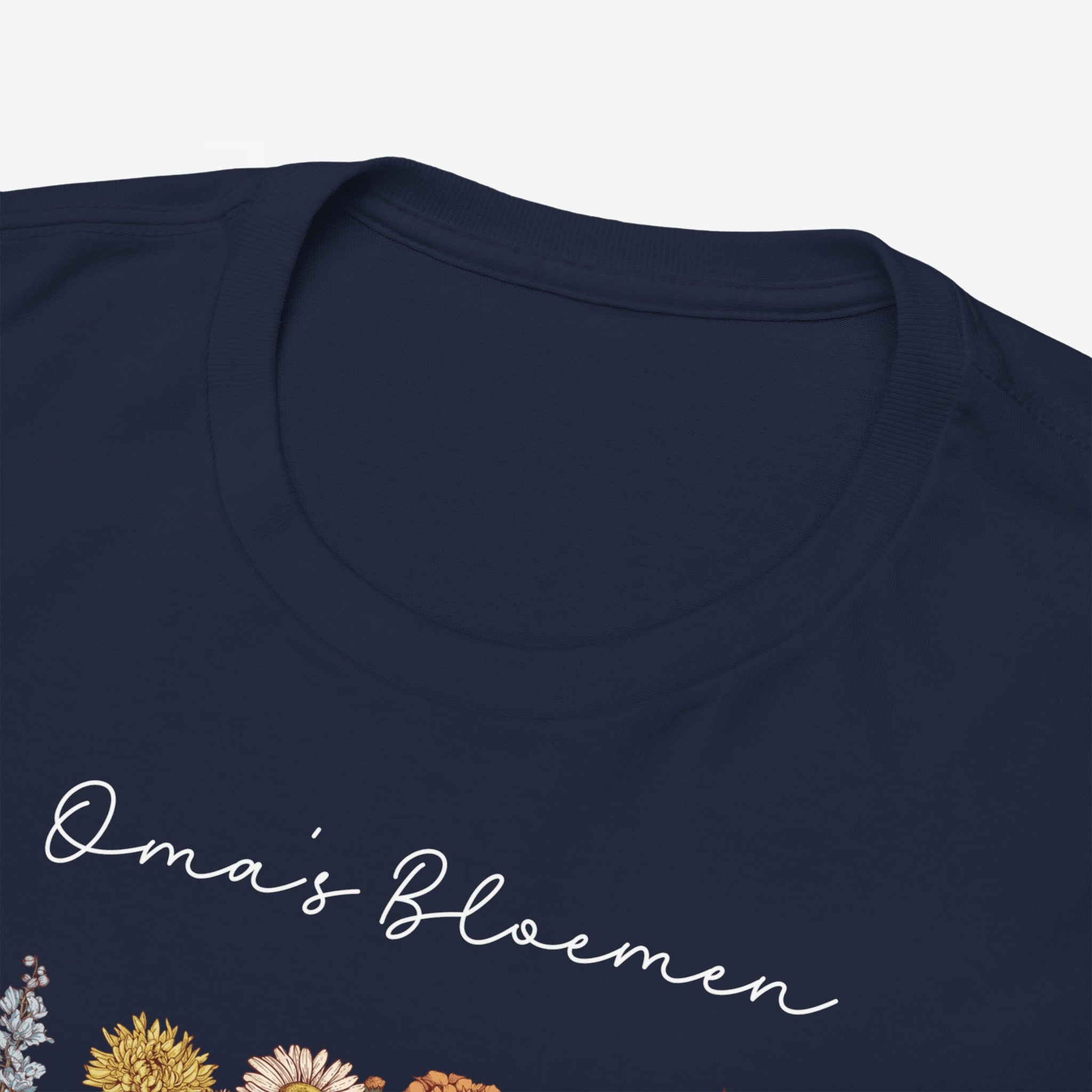Gepersonaliseerde Moederdag Mama Cadeau - T-shirt - Oma's Bloemen met namen en geboortemaand bloemen (witte tekst)