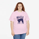 Roze T-shirt op model met borstprint 'KAT MAMA' en zwarte kat met gele ogen