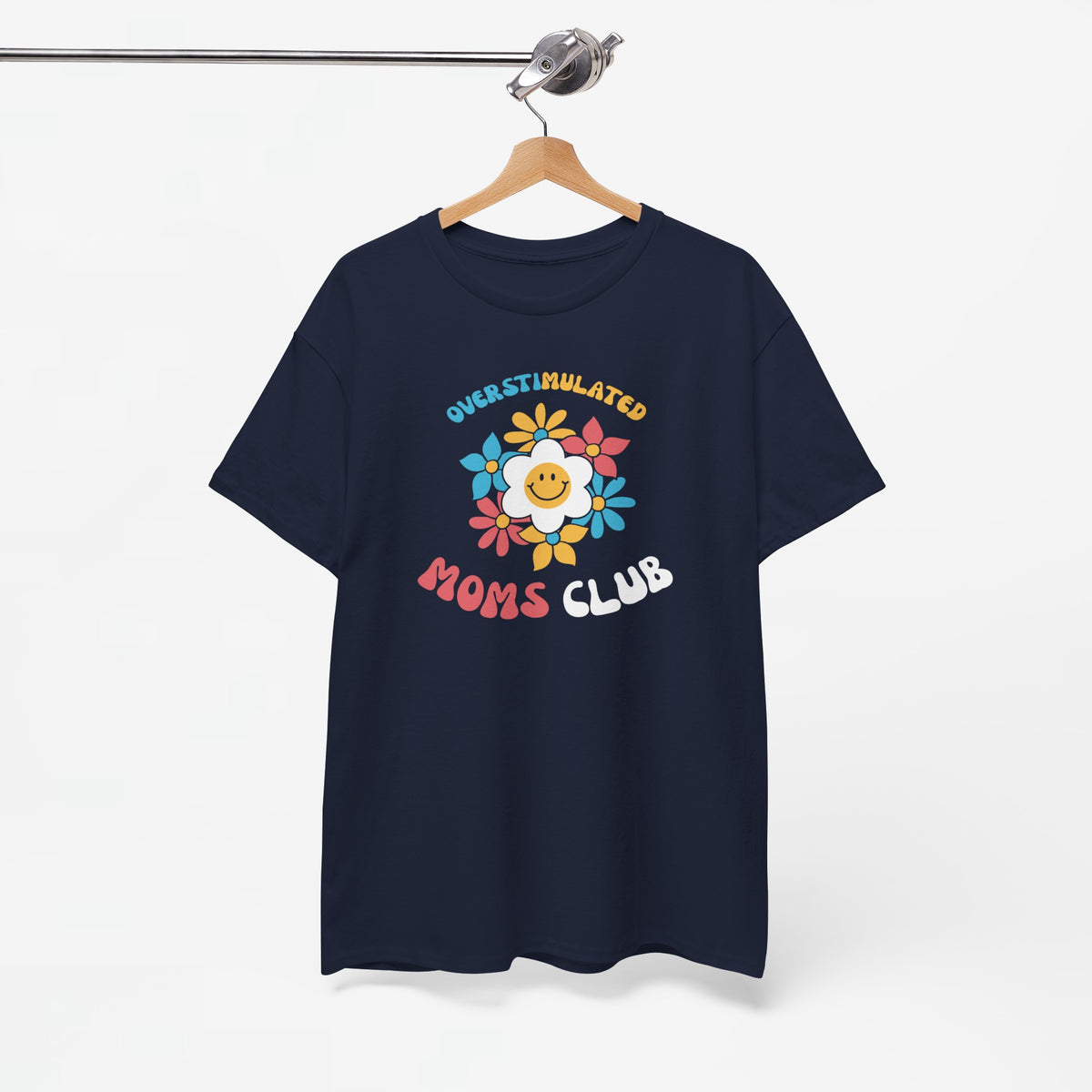 Donkerblauw T-shirt aan houten hanger met bloemenprint 'OVERSTIMULATED MOMS CLUB'.