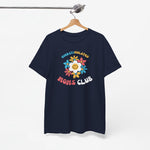 Donkerblauw T-shirt aan houten hanger met bloemenprint 'OVERSTIMULATED MOMS CLUB'.