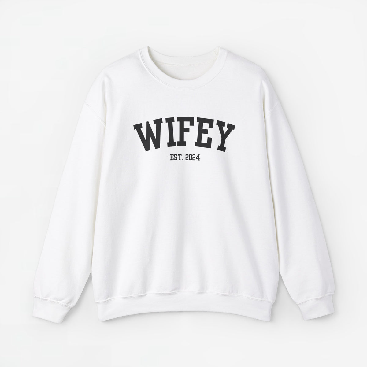 Witte sweater met opdruk 'WIFEY' en 'EST. 2024'.