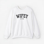Witte sweater met opdruk 'WIFEY' en 'EST. 2024'.