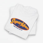 Wit T-shirt met ovale SuperMam-opdruk op de borst