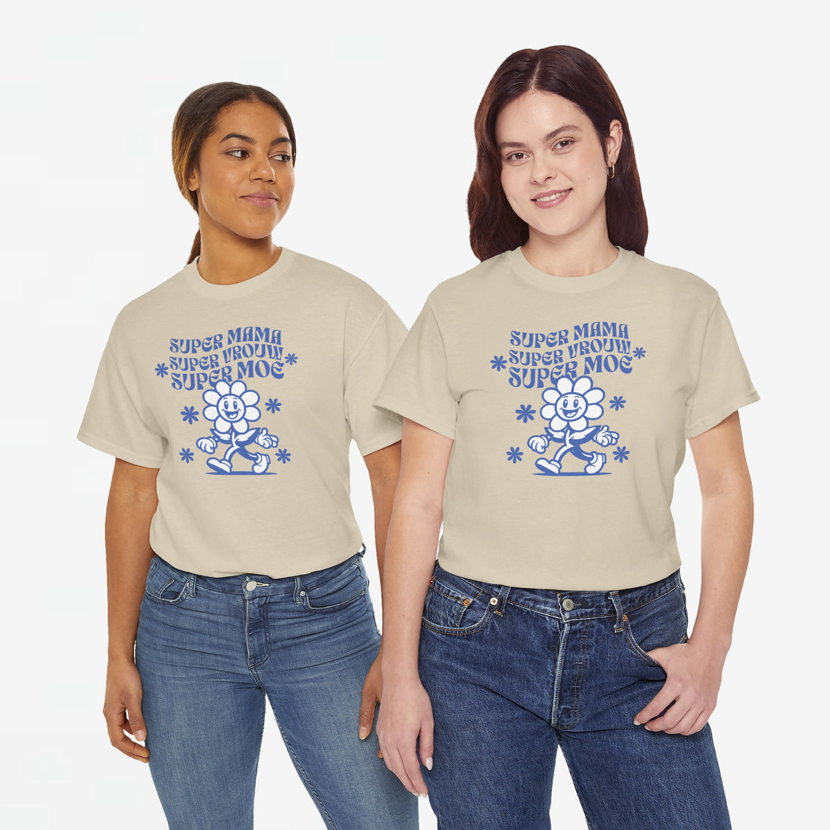 Zandkleurig oversized T-shirt met blauwe tekstopdruk op twee modellen.