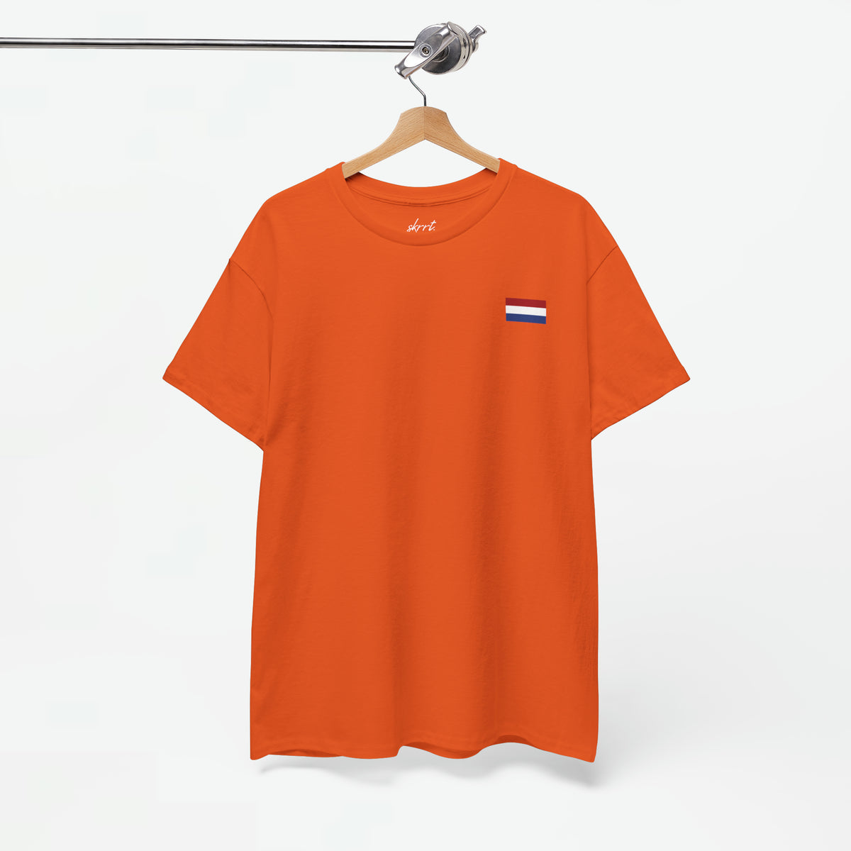 Oranje T-shirt op hangertje met kleine vlagprint en korte mouwen