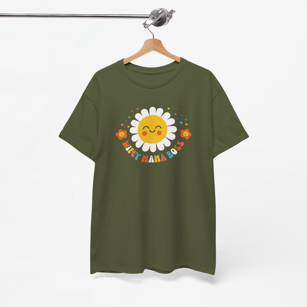 Militairgroen T-shirt met zonnetje-bloem en gekleurde tekstprint aan hanger.