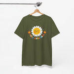 Militairgroen T-shirt met zonnetje-bloem en gekleurde tekstprint aan hanger.