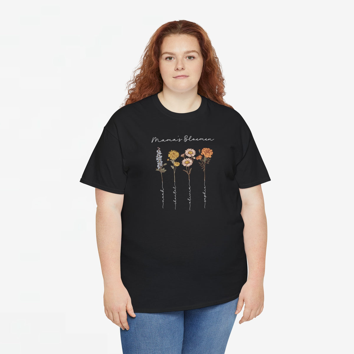 T-shirt zwart met bloemenprint en sierlijke tekst op de borst, recht van voren.