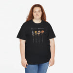 T-shirt zwart met bloemenprint en sierlijke tekst op de borst, recht van voren.