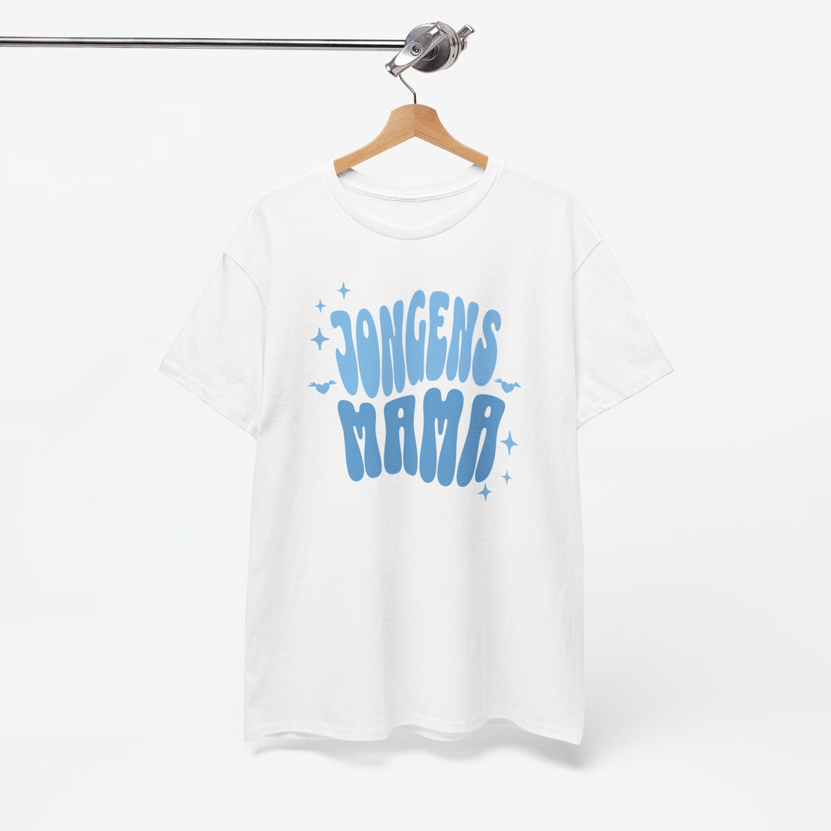 Witte T-shirt met blauw opschrift “JONGENS MAMA” aan de voorkant, korte mouwen