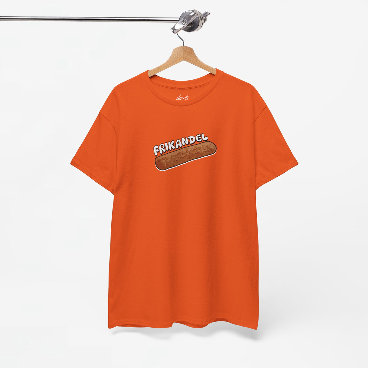 Oversized oranje T-shirt met frikandel-frontprint aan een hanger