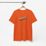 Oversized oranje T-shirt met frikandel-frontprint aan een hanger