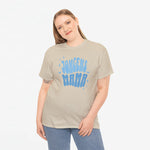Beige T-shirt met blauwe 'MAMA'-tekstprint en ronde hals op model