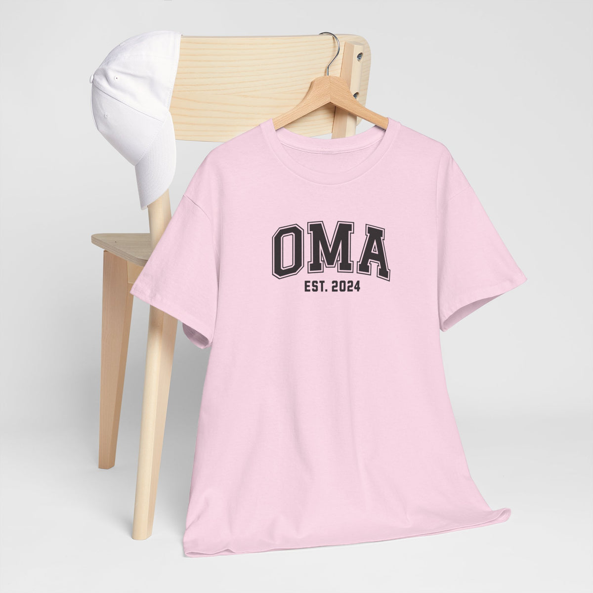 Roze T-shirt met opdruk “OMA EST. 2024”, ronde hals en korte mouwen