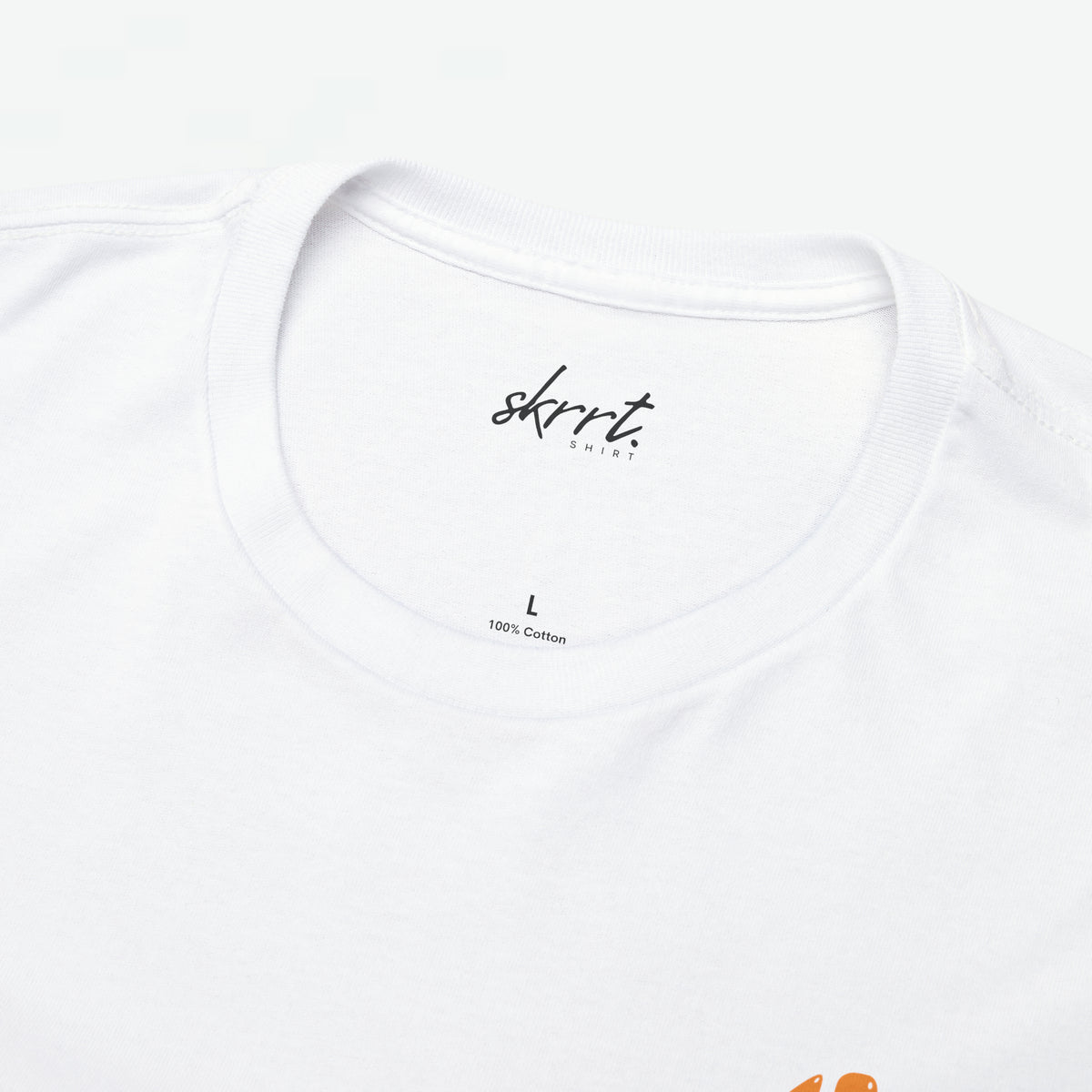 Wit t-shirt close-up: ronde hals met merkprint en 100% katoen