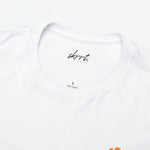 Wit t-shirt close-up: ronde hals met merkprint en 100% katoen