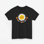 Zwarte T-shirt met ronde zonprint en kleurrijke tekst rondom
