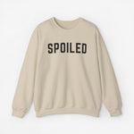 Sweatshirt met lange mouwen in zandkleur met tekst SPOILED op de borst.