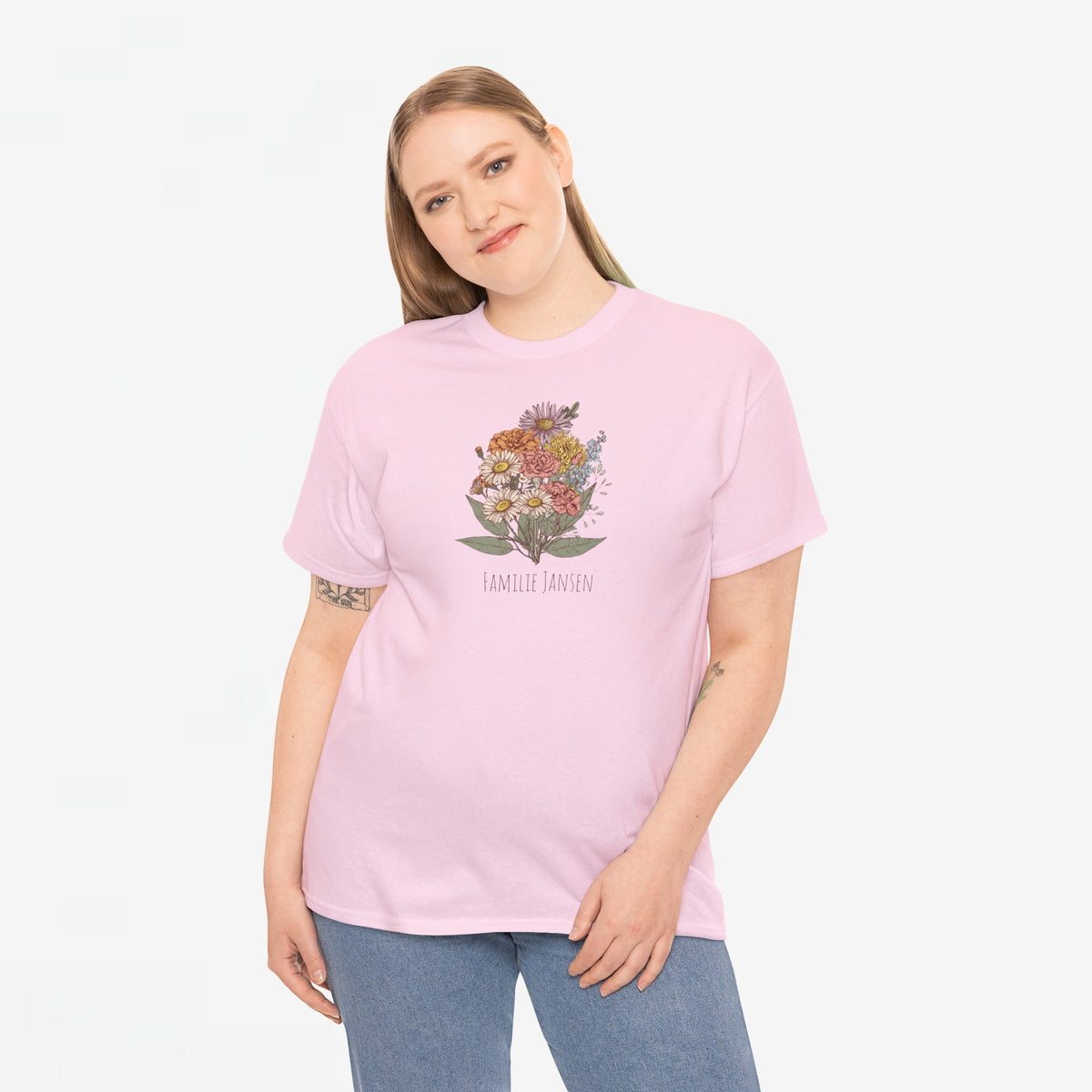 Roze T-shirt met bloemenboeketprint en tekst “FAMILIE JANSEN” op de borst