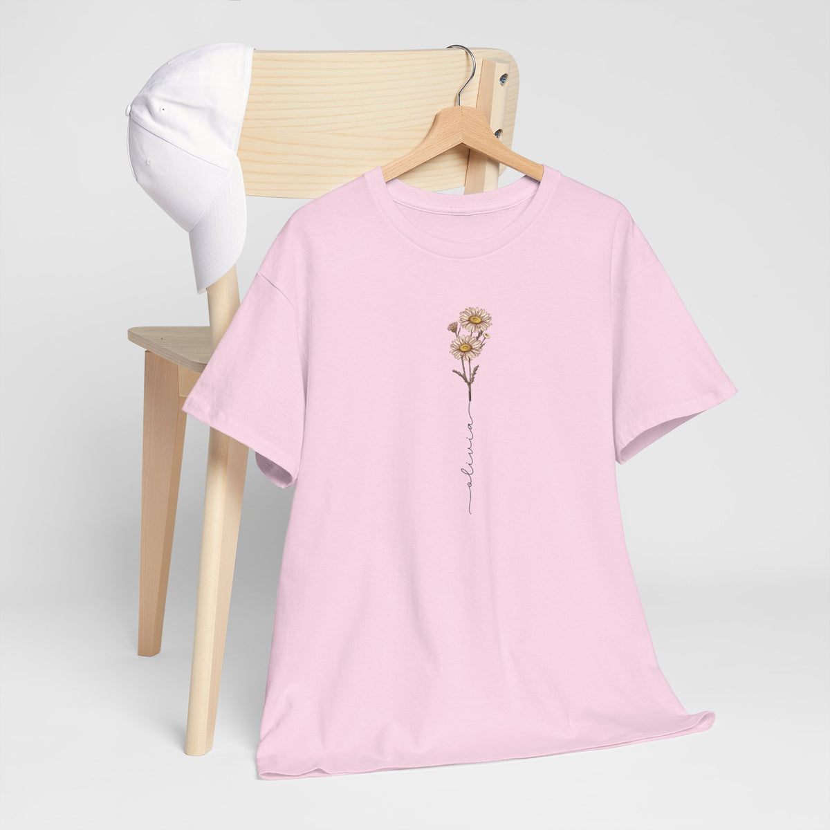 Roze T-shirt op hangertje met bloem- en slingerprint op de borst