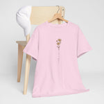 Roze T-shirt op hangertje met bloem- en slingerprint op de borst