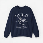 Donkerblauwe sweater met ronde hals en bedrukking met glazen en 'Social Club'.