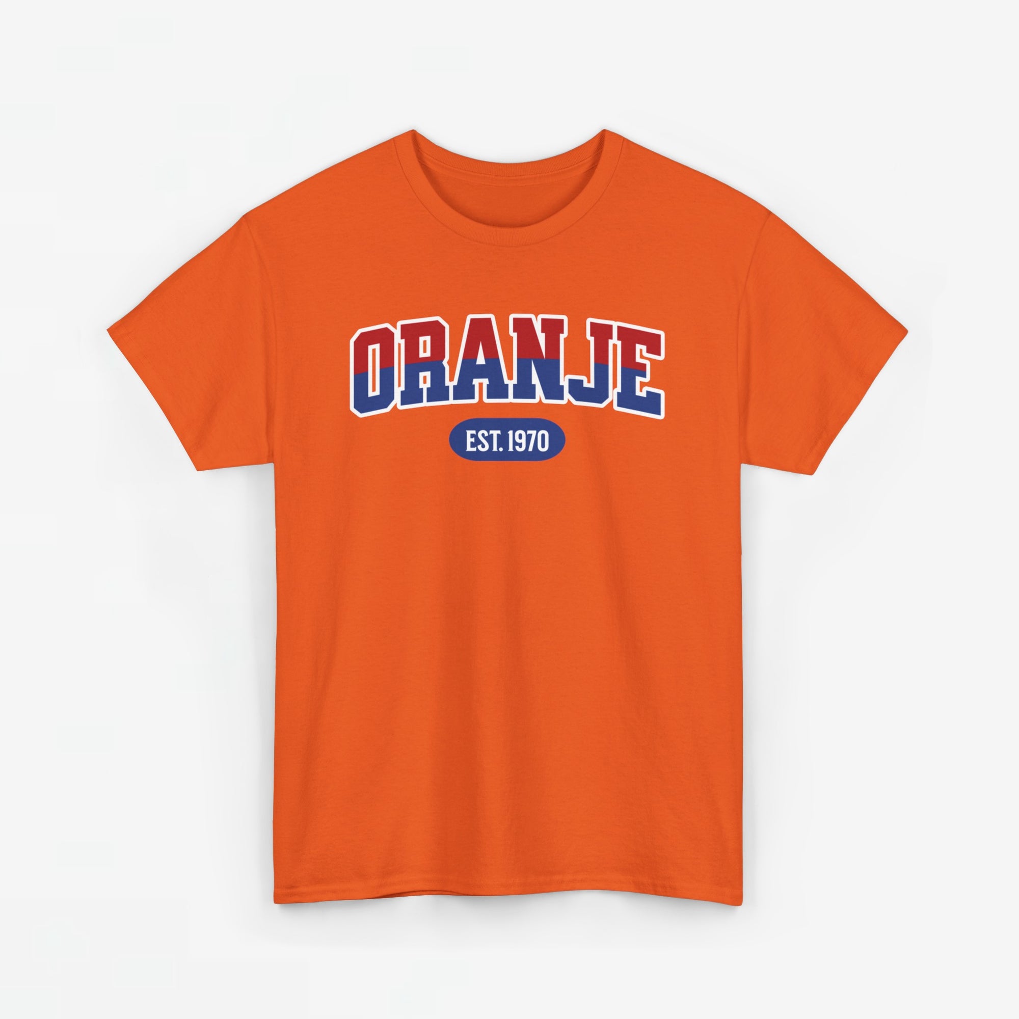 Oranje T-shirt voor EK, WK en Koningsdag - Personaliseer met Naam, Jaar & Rugnummer - ORANJE (rode en blauwe tekst)