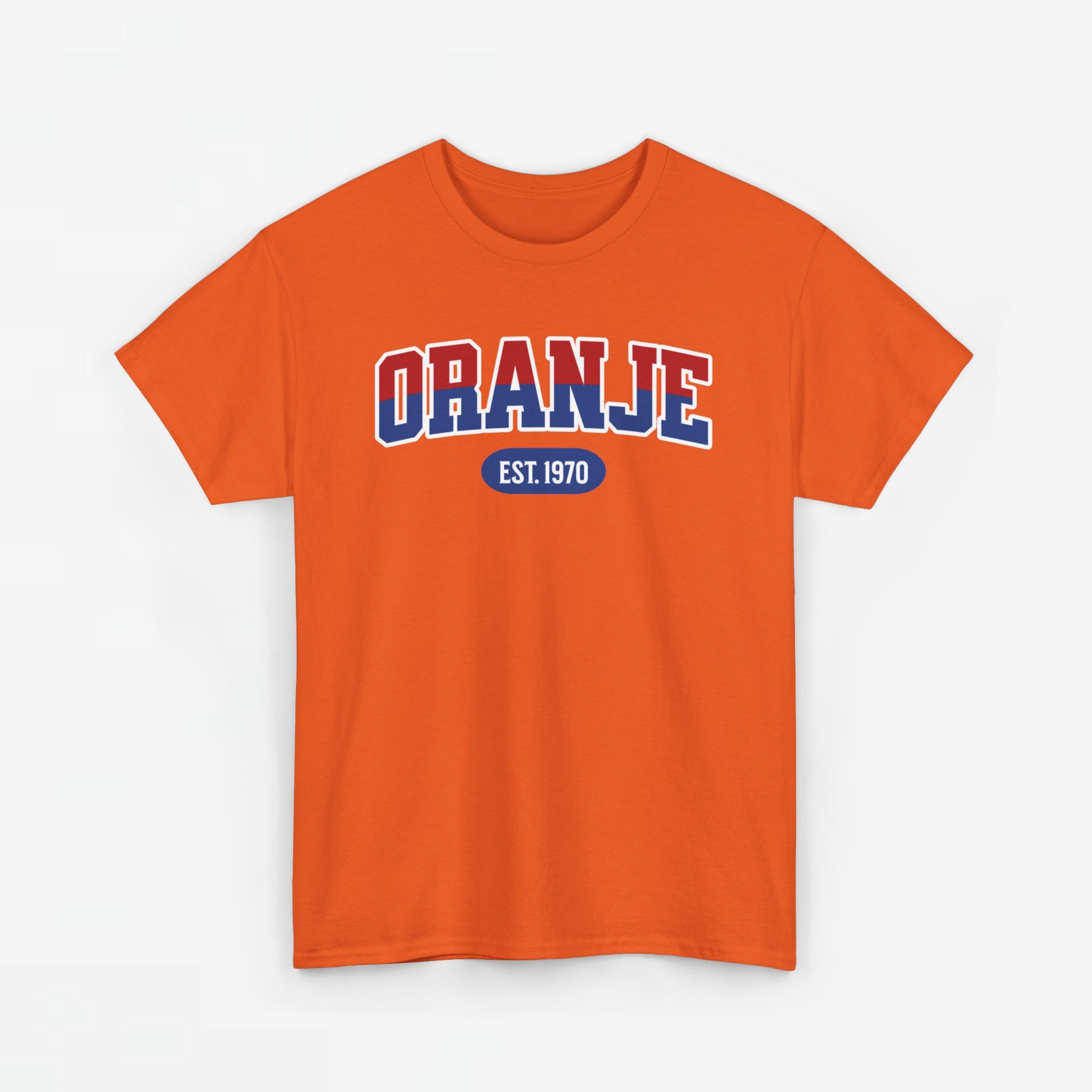 Oranje T-shirt voor EK, WK en Koningsdag - Personaliseer met Naam, Jaar & Rugnummer - ORANJE (rode en blauwe tekst)