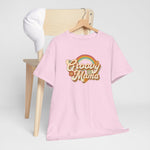 Roze T-shirt met ronde hals en “Groovy Mama” print, naast een houten stoel