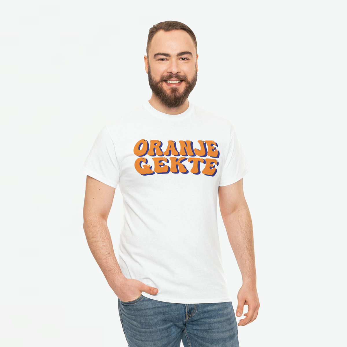 Heren T-shirt wit met oversized opdruk “ORANJE GEKTE” in oranje en blauw.