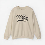 Gepersonaliseerde sweatshirt beige met opdruk “Wifey” en “EST. 2024” op de borst